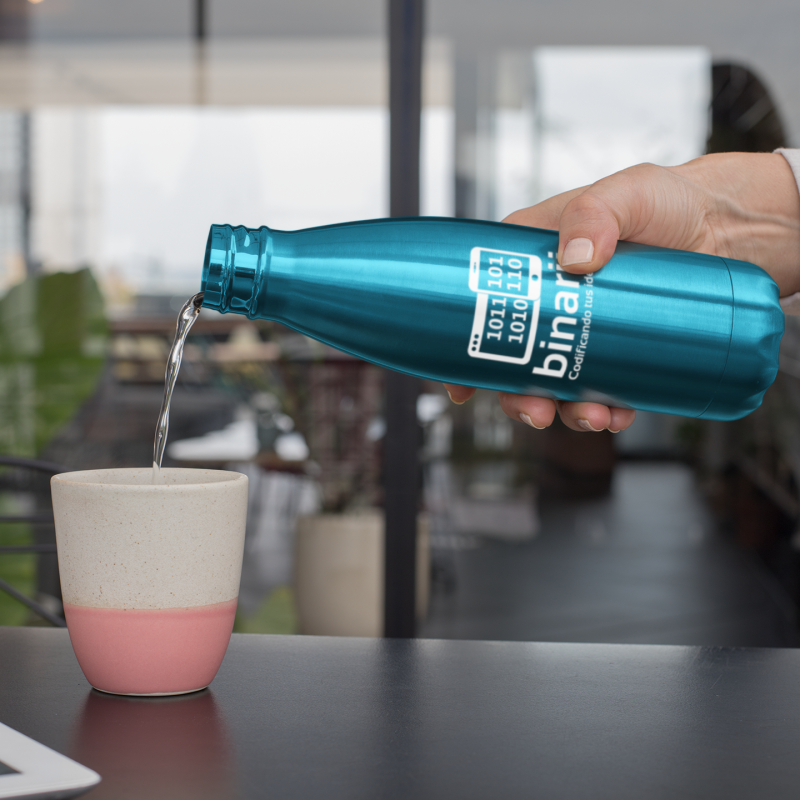 mockup-of-someone-pouring-water-from-an-aluminum-bottle-33532